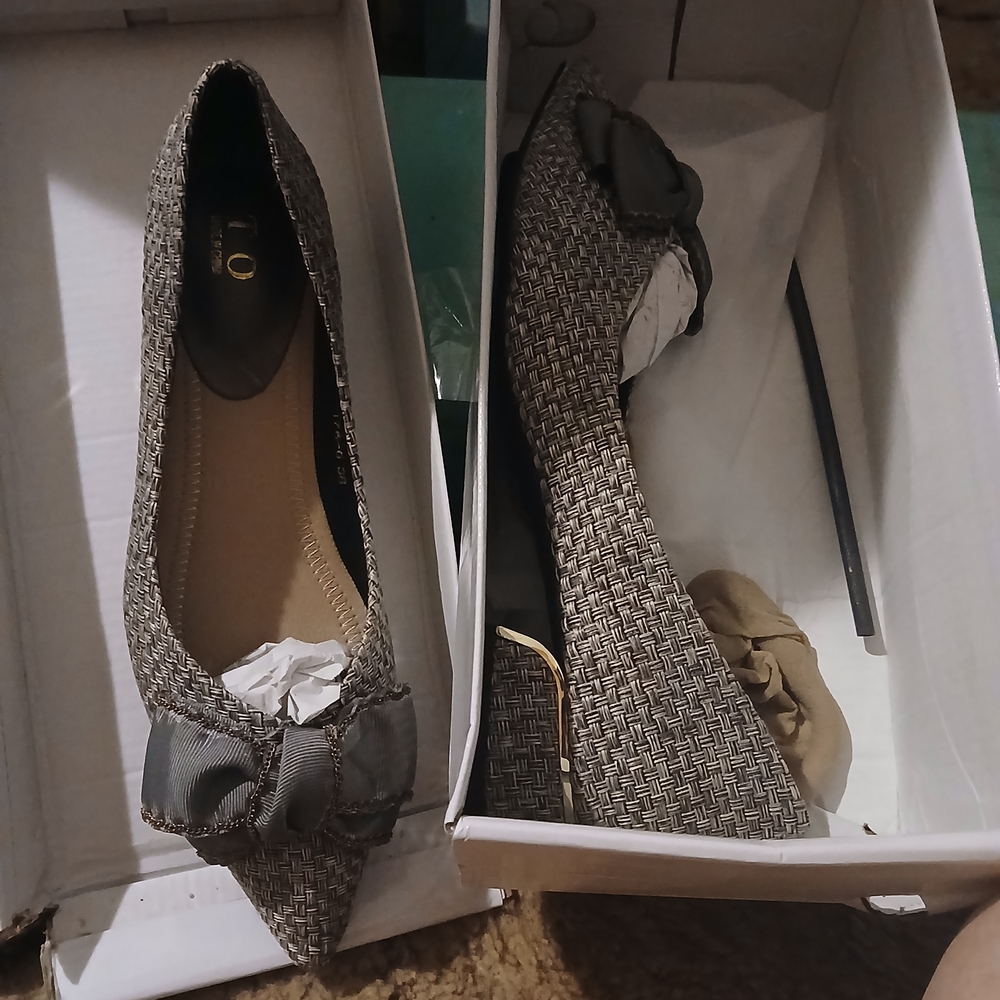 Elegant Women's Shoes with Bow Accent